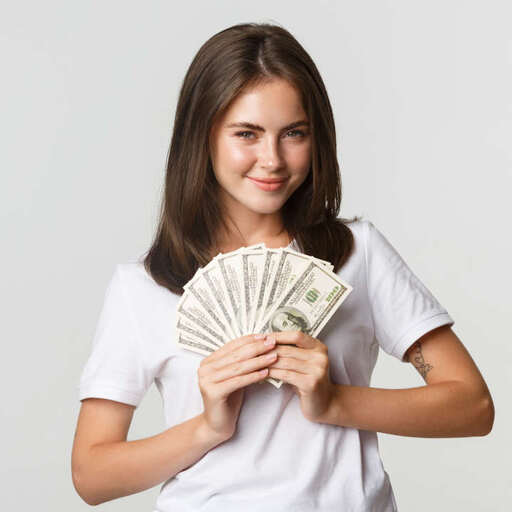 Chica del testimonio 3 se&ntilde;alando