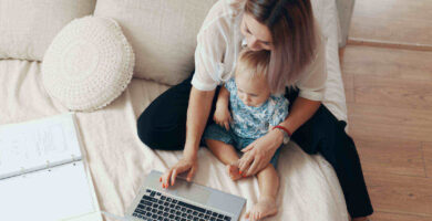 Mam&aacute; con su beb&eacute; trabajando