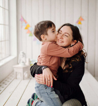 Mamá e hijo dándose un abrazo