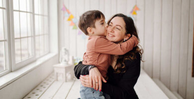 Mam&aacute; e hijo d&aacute;ndose un abrazo